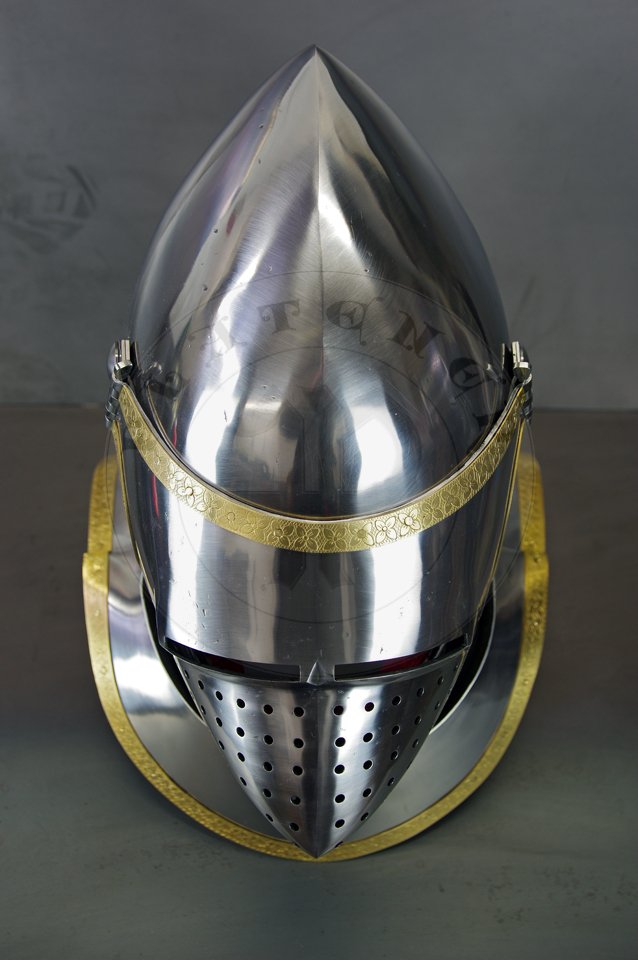 The great bascinet in English style for Agincourt battle period. Demi-greaves connected with greaves on rotary pin. Made of high quality mild steel of 2 mm and 1,5 mm thickness. Heat hardened and tempered up to 34 HRC. Brass bands decoration motive based on example visible on Henry V tournament helm. Brow plate and vervelles cover is interpretation based on few effigies from this period. Weight 6 kg./ Wielki bascinet w stylu angielskim na okres bitwy pod Agincourt. Wykonany z wysokiej jakoci stali niskowglowej o gruboci 2 mm i 1,5 mm. Hartowany i odpuszczany do 34 HRC. Mosine listwy dekoracyjne z motywem wzorowanym na hemie turniejowym Henryka V. Pozostae dekoracje s interpretacj wzorowan na kilku nagrobkach z epoki. Waga 6 kg.